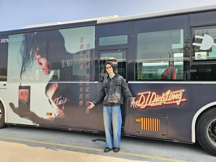 李英宏包下車身廣告，為新專輯宣傳。圖／晝夜娛樂產業有限公司提供