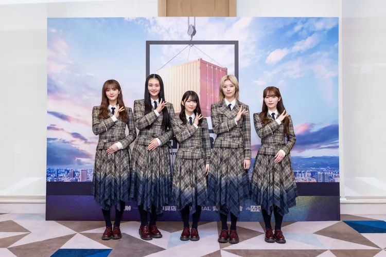 山﨑天（左二）愛上地瓜球，後悔上次來台跟藤吉夏鈴（右二）共吃一包。好玩國際提供