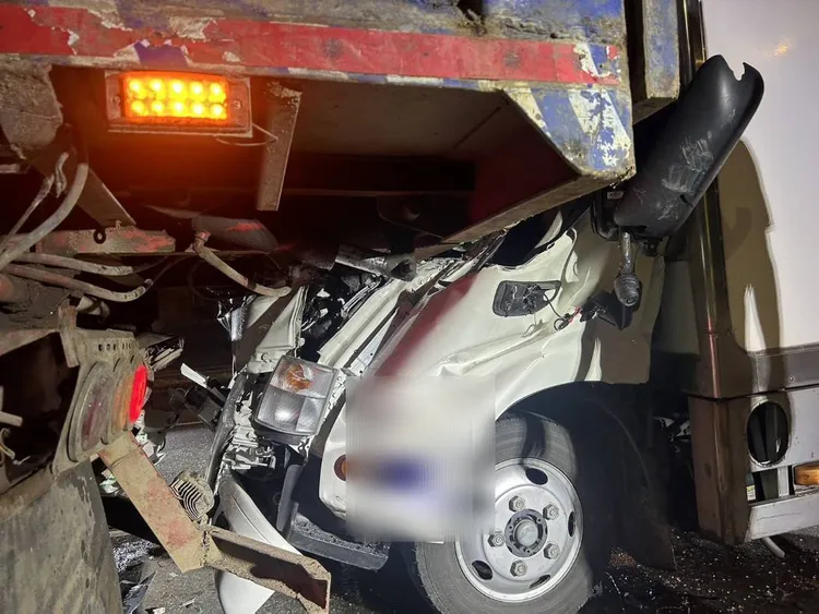 小貨車車頭嚴重變形。蘆竹警分局提供