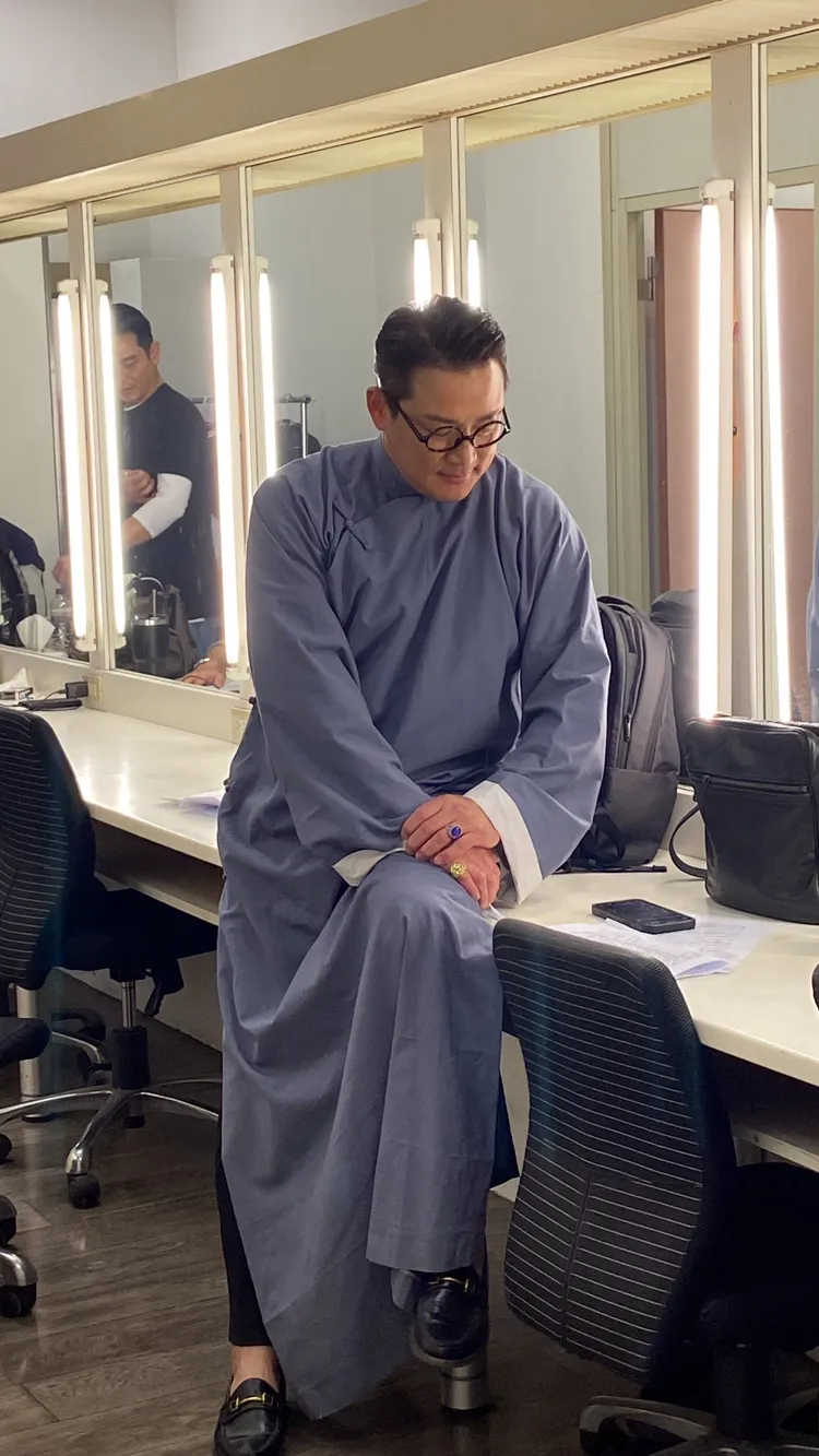 江宏恩化身斯文裝扮被吐槽。三立提供