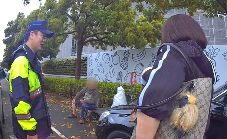 鄰居發現呂翁受傷趕忙通知家屬，隨後也順利將他送返家。翻攝畫面