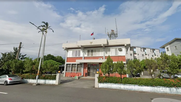 五結分駐所一名警員因心情不佳竟出腳踹狗，最終被依違反動保罰裁處1萬5千元。翻攝照片