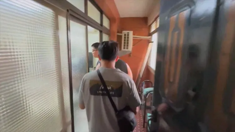 警方攻堅破獲隱身公寓住宅應召站。翻攝畫面