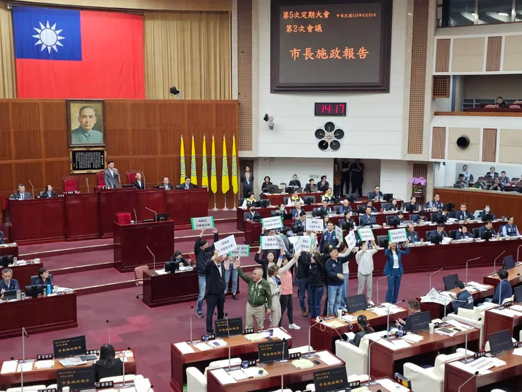 台北市議會民進黨團高舉抗議牌，痛批北市府對罷免活動進行政治打壓。記者張綵茜攝