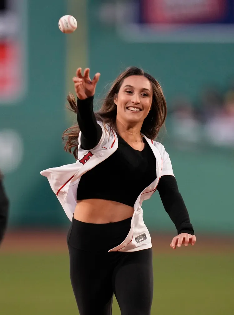 卡琳娜不但畢業自名校麻省理工學院，還曾獲2022年全美大學體育聯盟（NCAA）年度女性大獎。美聯社