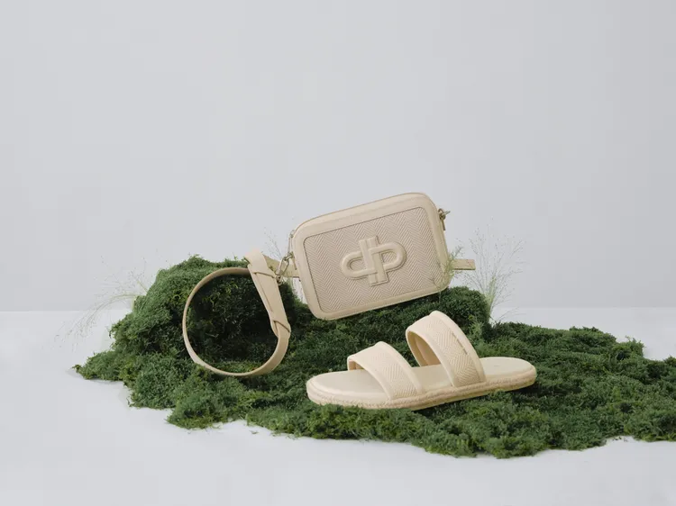 鞋款與包款皆以溫潤「暖沙色」象徵土地。品牌提供