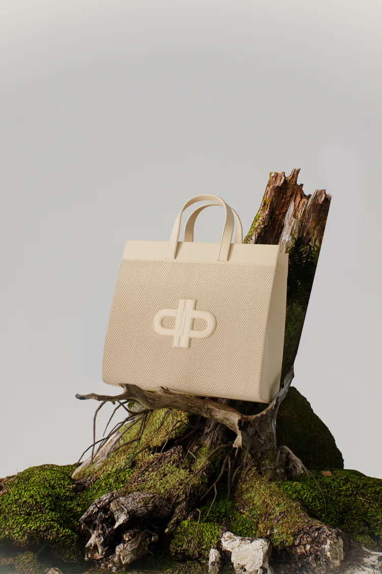 rePEDRO針織托特包運用皮革與布料拼接出嶄新視覺。品牌提供