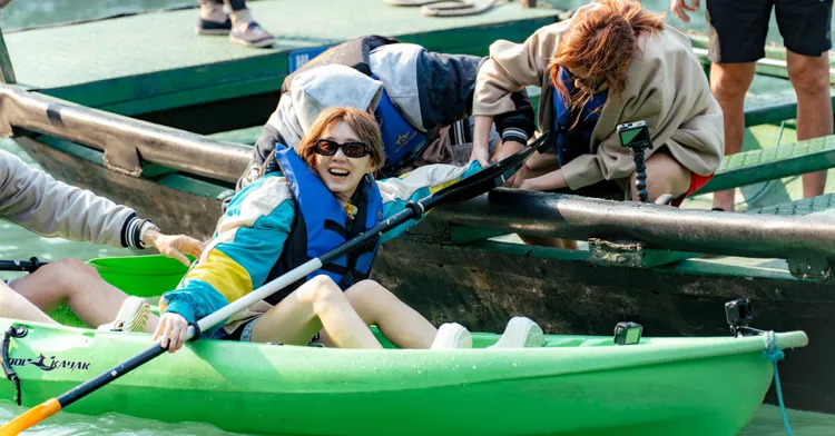 白安坐搖搖船。好看娛樂提供