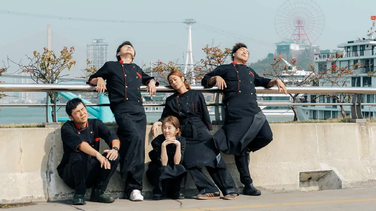 姚元浩（左起）、包偉銘、白安、莎莎、郭泓志等越南出任務，全體累壞。好看娛樂提供