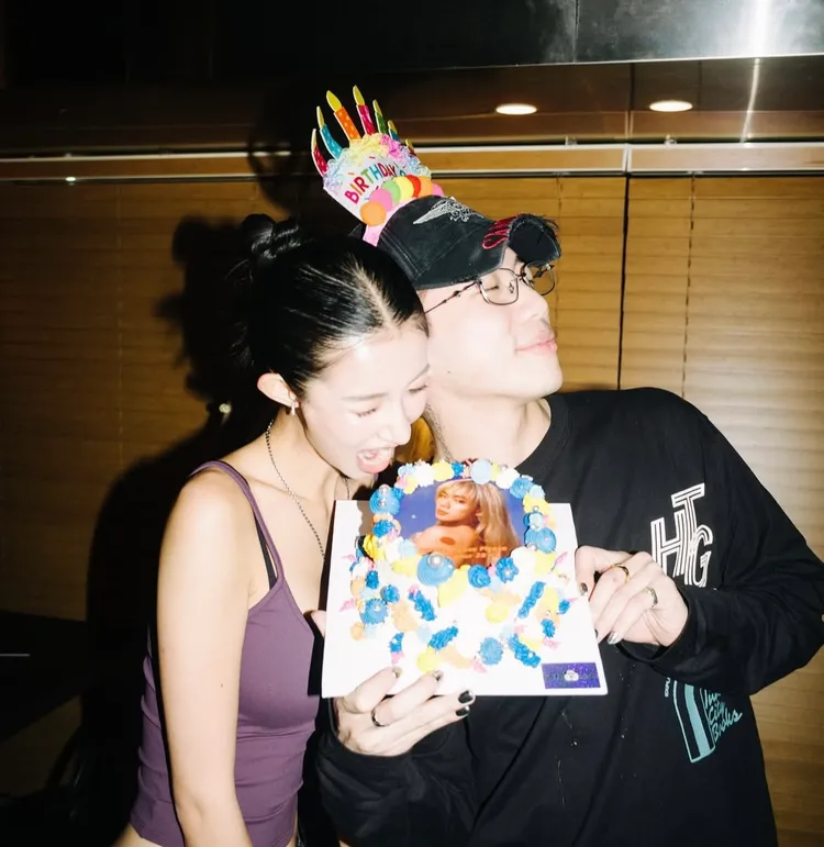 ØZI（右）日前才開心慶生，並大方與現任女友同框。翻攝ØZI IG