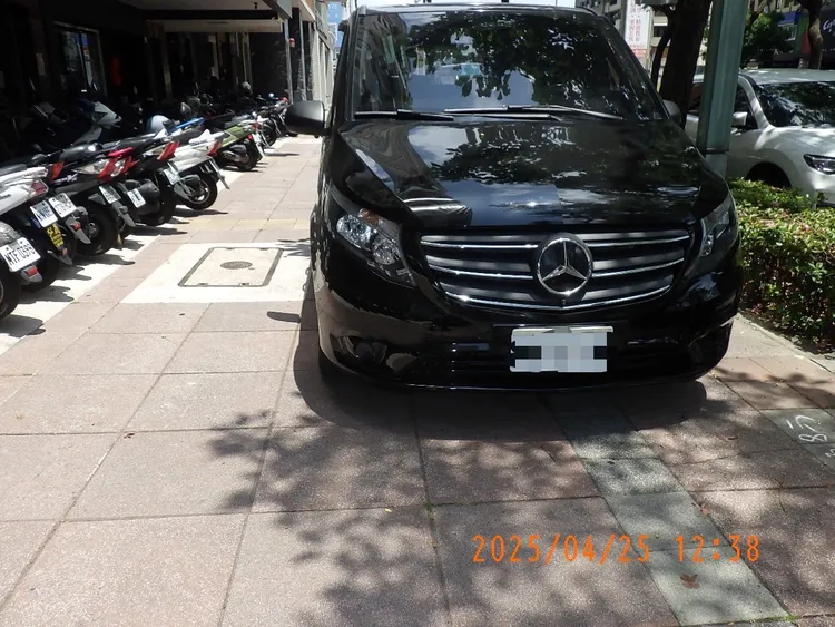 接體車外觀並無明顯標示，當時打開後車門停在人行道上。翻攝照片