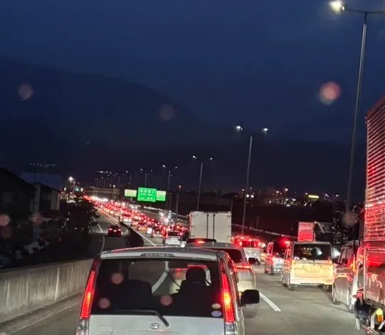 車流塞爆周圍交通。翻攝自X @kazuVFK