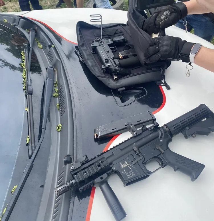 警方以車追人，下午在高雄大社區逮到王姓、張姓犯嫌，在車上起出長槍、毒品。翻攝照片