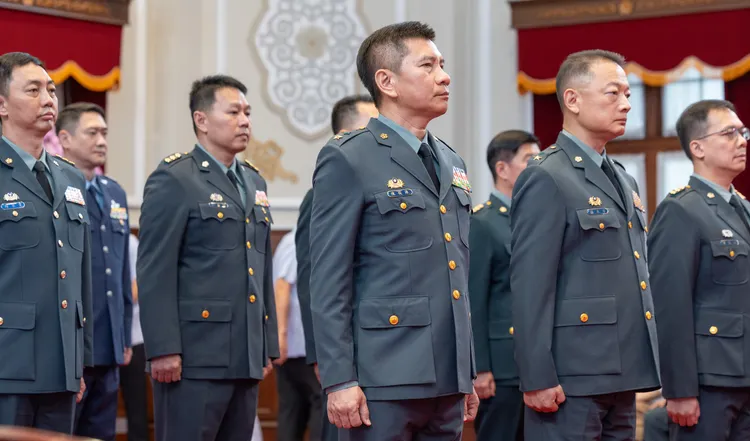 孫立方（右二）、陳俊源（右三）晉任中將。總統府提供