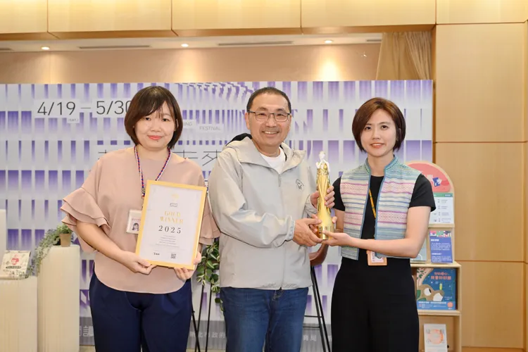 今(23)日市政會議原民局長Siku Yaway林瑋茜(右一)將美國MUSE謬思創意大獎（MUSE Creative Awards）金獎獎盃獻給市長侯友宜(中間)。原民局提供