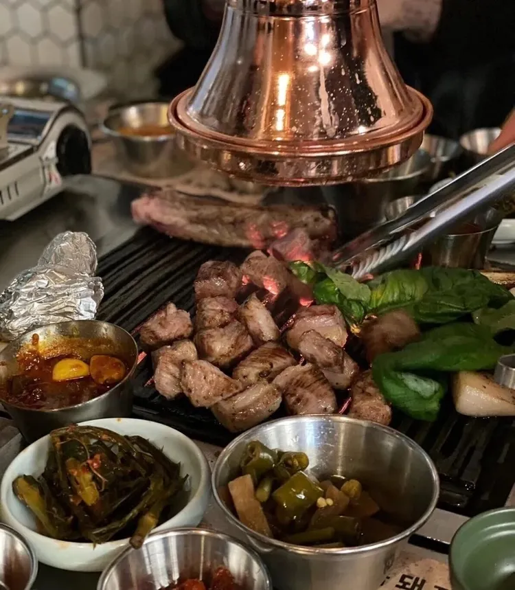 主打專人桌邊燒烤服務的「金豬食堂」，推薦必吃品項包含帶皮豬五花、豬頸肉等。翻攝自IG＠gold_pig1982