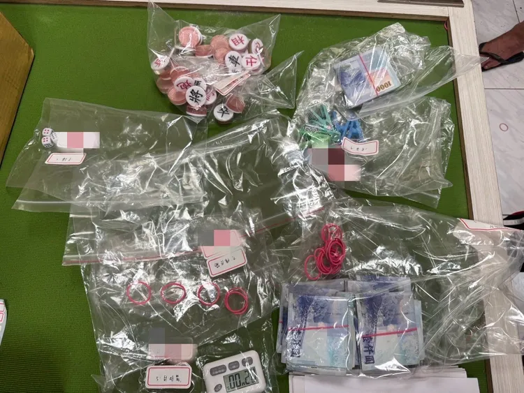 警方現場起出賭資、賭具。翻攝照片