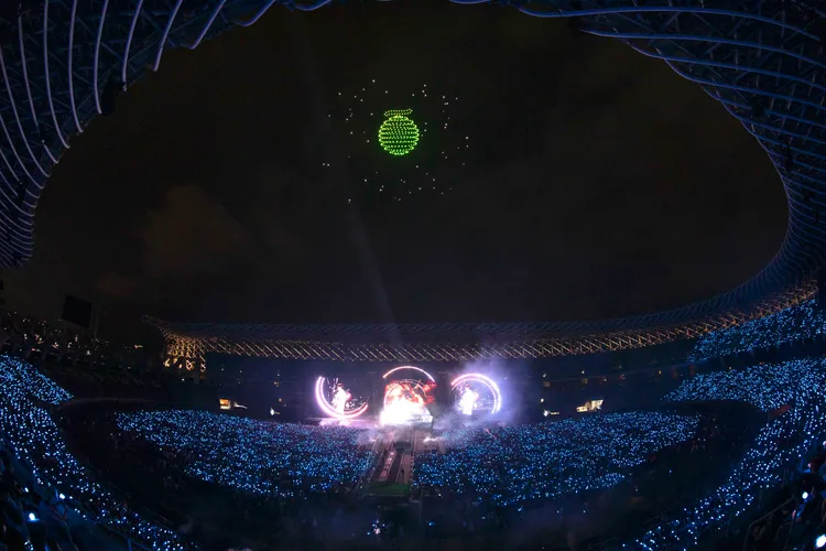 500台無人機在天空排出告五人標誌圖騰。圖／相信音樂提供