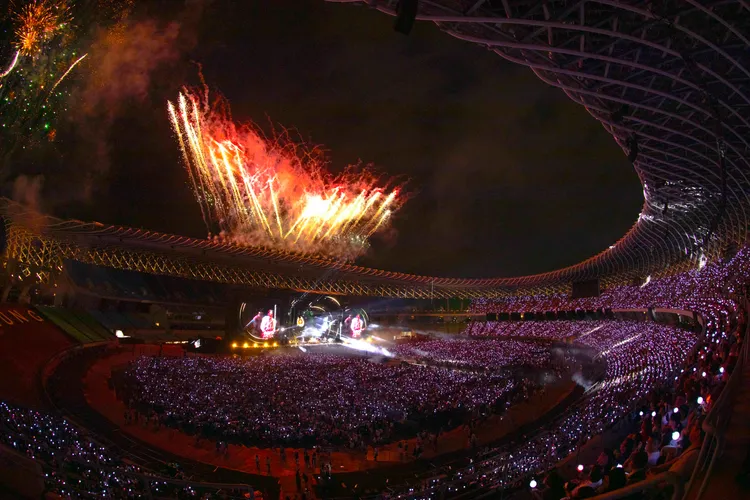 告五人演出間搭配華麗煙火特效，打趣成「告五人花火節」。圖／相信音樂提供