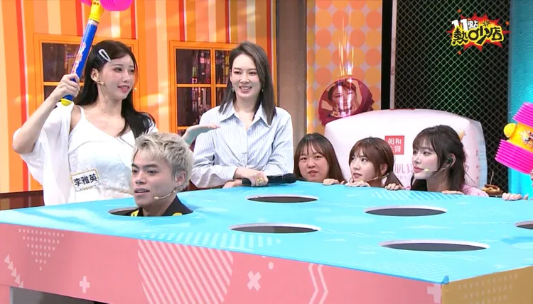 李雅英（左一）在攝影棚內玩人體打地鼠。TVBS提供