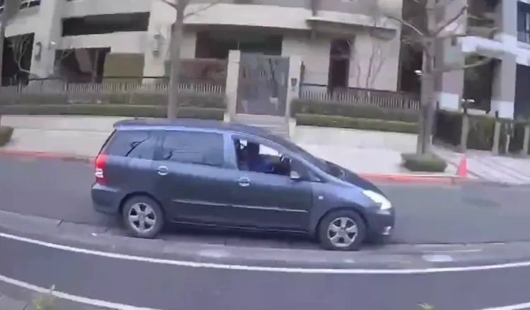 民眾載警追通緝犯。警方提供