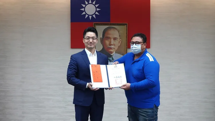 蔣萬安表揚載警追通緝犯的薛男。警方提供