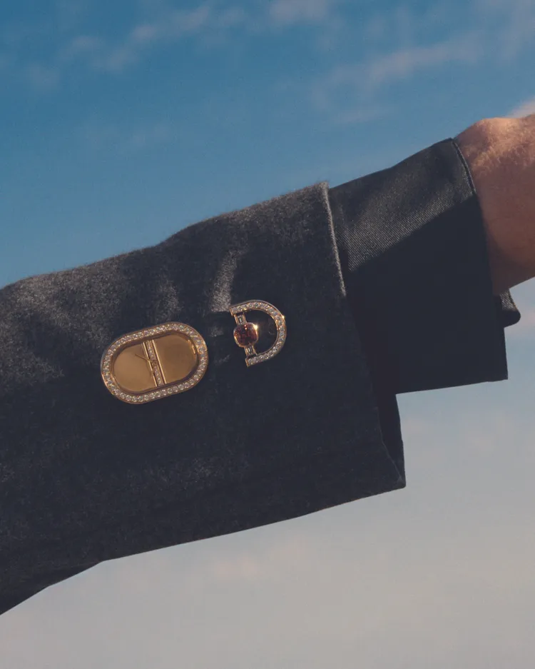 愛馬仕Maillon libre系列胸針時計，35*23mm，鑲鑽拋光750白金或750 5N玫瑰金錶殼，霧面縞瑪瑙或拋光750 5N玫瑰金錶盤，石英機芯。品牌提供