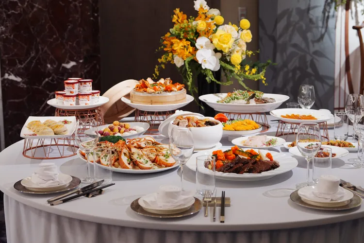 由五星名廚規劃謝師宴的海陸桌菜包含花膠豚骨燉雞湯、煎封香料海大蝦、明爐烤鴨、櫻花蝦臘味米糕等菜餚，圖片僅供參考，以實際菜色為主。業者提供