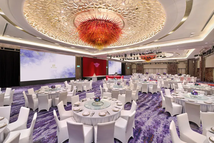 台北喜來登鄰近捷運善導寺站，宴會廳可容納近百桌宴席，琉璃吊燈展現磅礡氣勢，並可依照師生需求靈活調整場地空間。業者提供