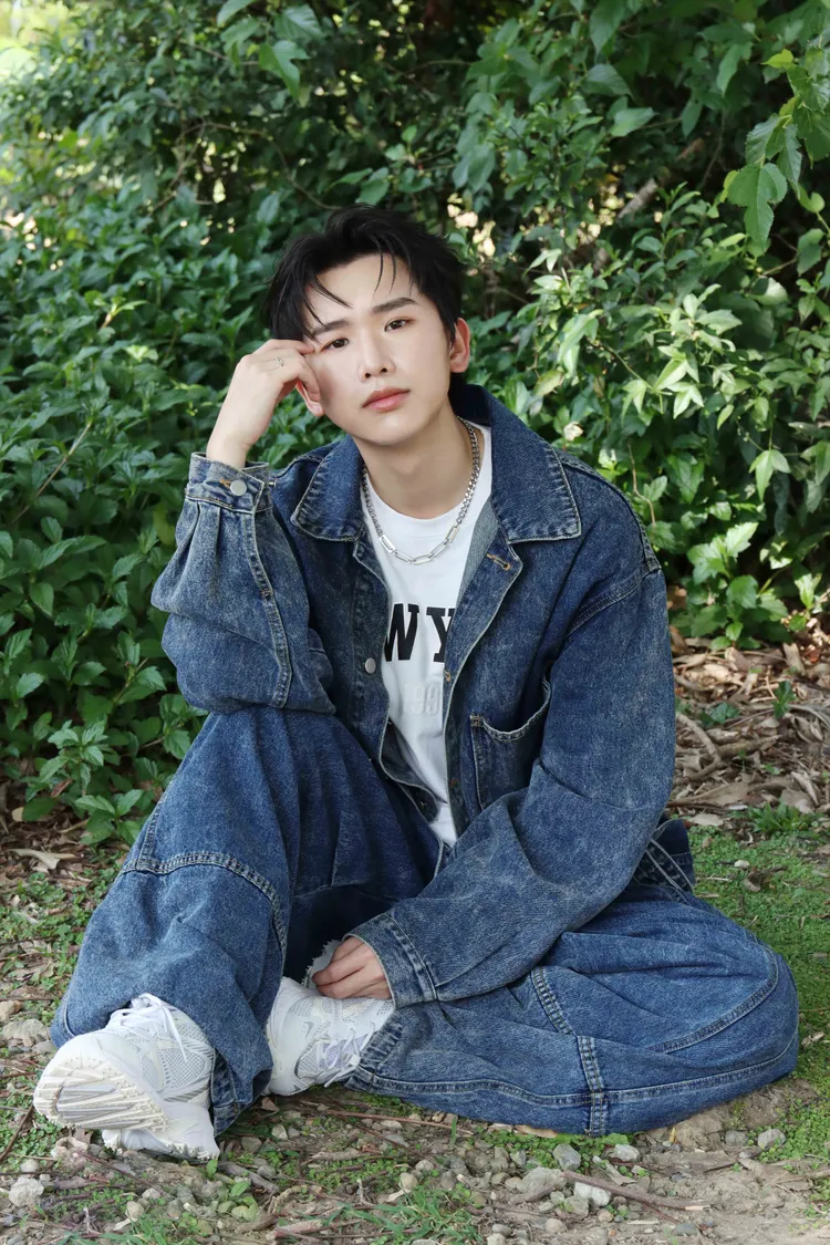 黃莑茗為新歌到華山拍封面，最怕眼睛被太陽曬成瞇瞇眼。圖／種子音樂提供