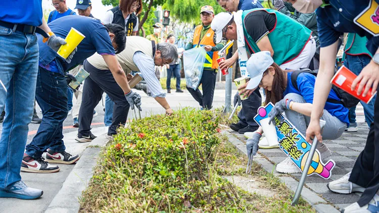 台南市政府今天動員3700名志工走上街頭撿拾菸蒂，順手清理垃圾。中央社（台南市政府提供）