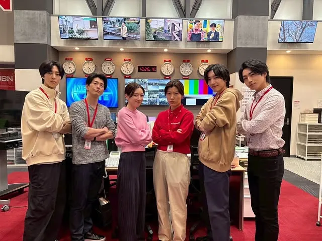 金武俊（左）和永野芽郁（左三）正在演出《新聞主播》。翻攝キャスターIG