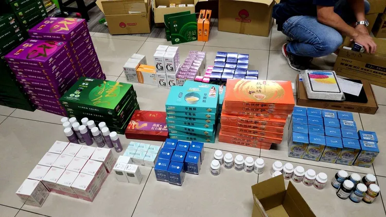 盜刷集團購買保健食品、雞精等物。警方提供