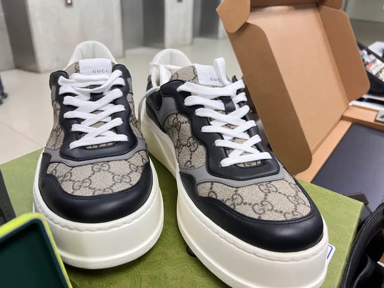 盜刷來的精品鞋。警方提供