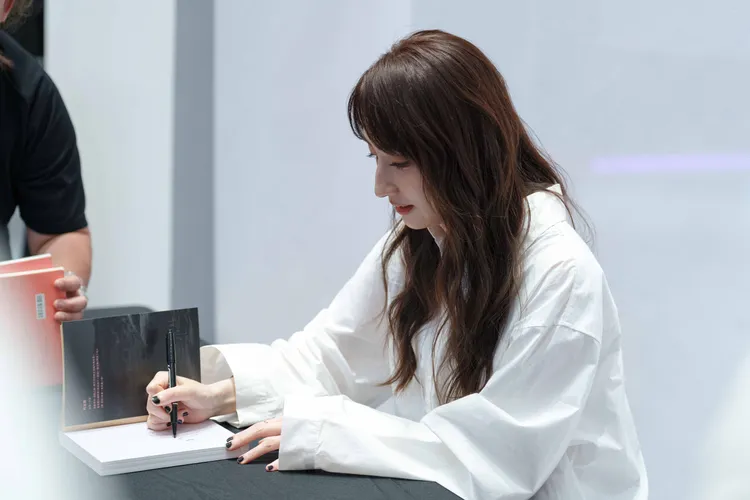 柯佳嬿在新書《夢 游記》見面會上透露下半年會有新戲播出。重版文化提供