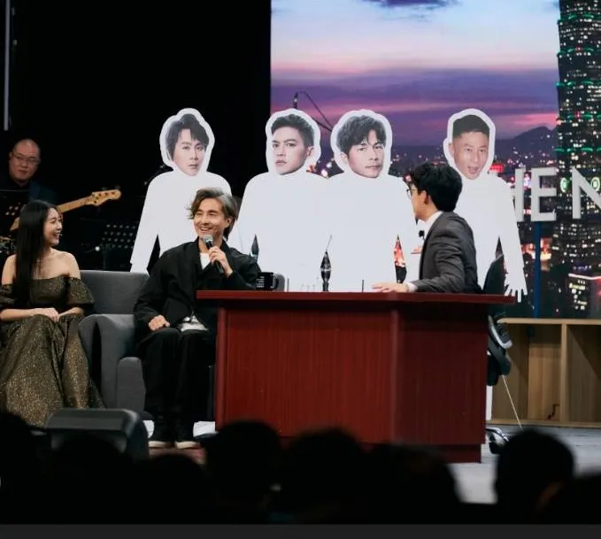 王少偉上節目，台上立4位5566成員的人形立牌。薩泰爾娛樂提供