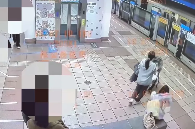 婦人把提包忘在捷運站月台。警方提供