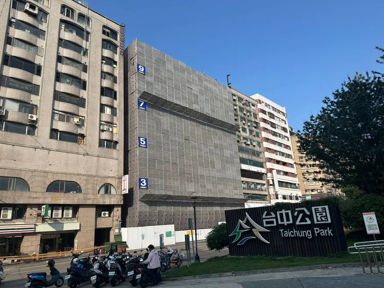 鷹架傾斜工地預計今解除交通管制。市府提供