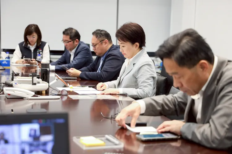 台中市長盧秀燕8日啟動中台灣治理平台，在7日晚間主動邀集7縣市首長一同召開線上會議共商對策。8縣市首長共同發表「7大聯合聲明」。包括新竹縣長楊文科、新竹市代理市長邱臣遠、苗栗縣長鍾東錦、彰化縣長王惠美、南投縣長許淑華、雲林縣長張麗善、嘉義市長黃敏惠等8縣市首長全員到齊。圖/台中市府提供