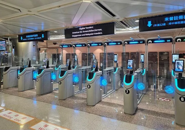 第4代e-Gate有閘道內註冊及通關二合一，以及支援多國語言模式等功能。翻攝自移民署臉書
