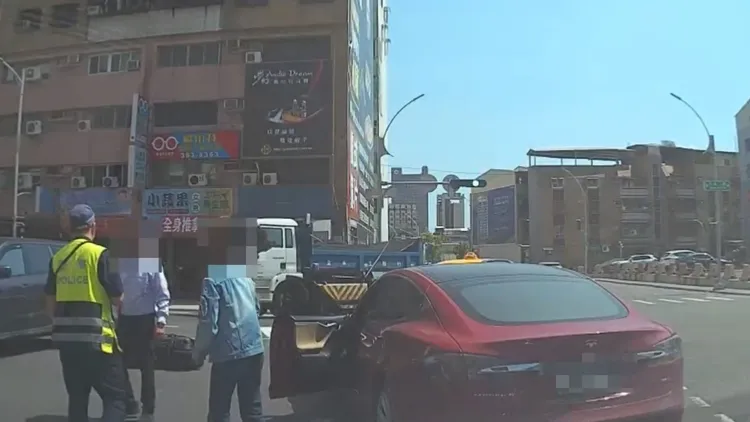 警方趕到現場制止衝突擴大。翻攝畫面