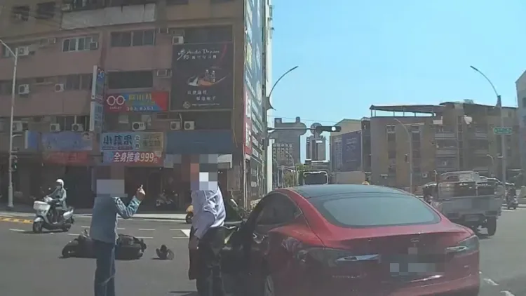 劉姓騎士與自小客駕駛在路口理論。翻攝畫面
