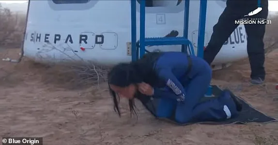 凱蒂佩芮走出艙門後，激動親吻腳下土地。