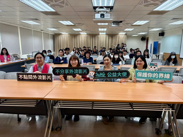  SWAG 攜手專家推廣數位性暴力防治。SWAG 直播主內內（右二）、 勵馨基金會公民對話處倡議組組長林郁瑄(右一)、性影像處理中心組長葉雅秀(左二)、東吳大學健康暨諮商中心郭婕妤心理師（左一）。SWAG提供
