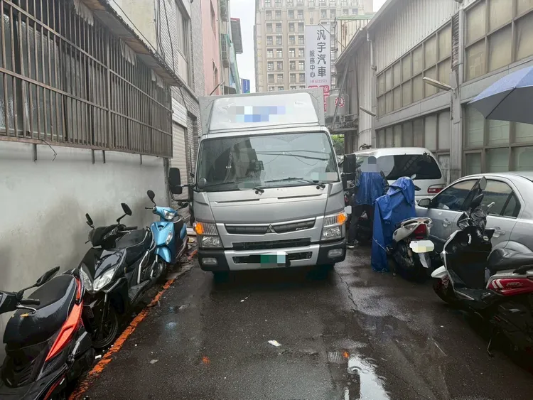 肇事貨車倒退未注意後方行人，而行人也因下雨未注意到後方有貨車疾駛而來。翻攝畫面