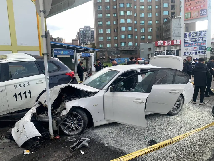 警方攔獲小客車。龍潭警分局提供