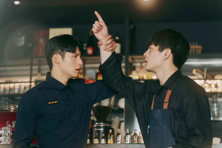 劉育仁（左）、邱以太首度搭檔，誕生全新天菜CP攜手辦案。好勁影業提供