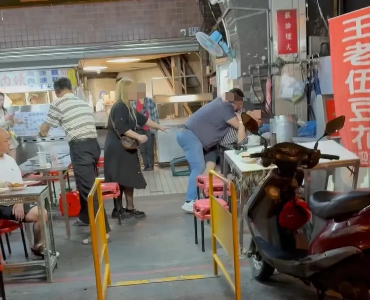 兩名醉漢體格不錯，看起來像在比相撲。取自〈Threads〉