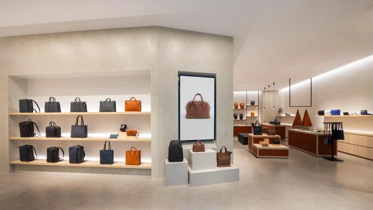 用大量的白色調精巧點綴深邃黑，光與影交織之下，映照出品牌創業 60 年以來的精彩歷程。業者提供