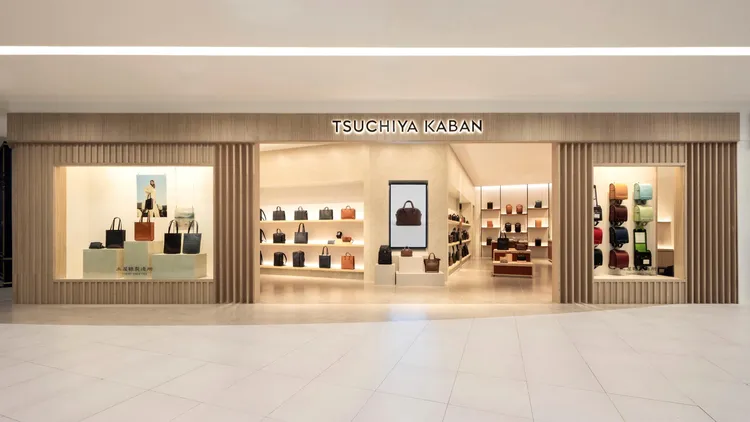 TSUCHIYA KABAN 土屋鞄製造所 LaLaport 南港店的店裝以溫潤的木質元素為基礎，外觀採用垂直陣列設計，巧妙構築出沉靜高雅的氛圍。業者提供
